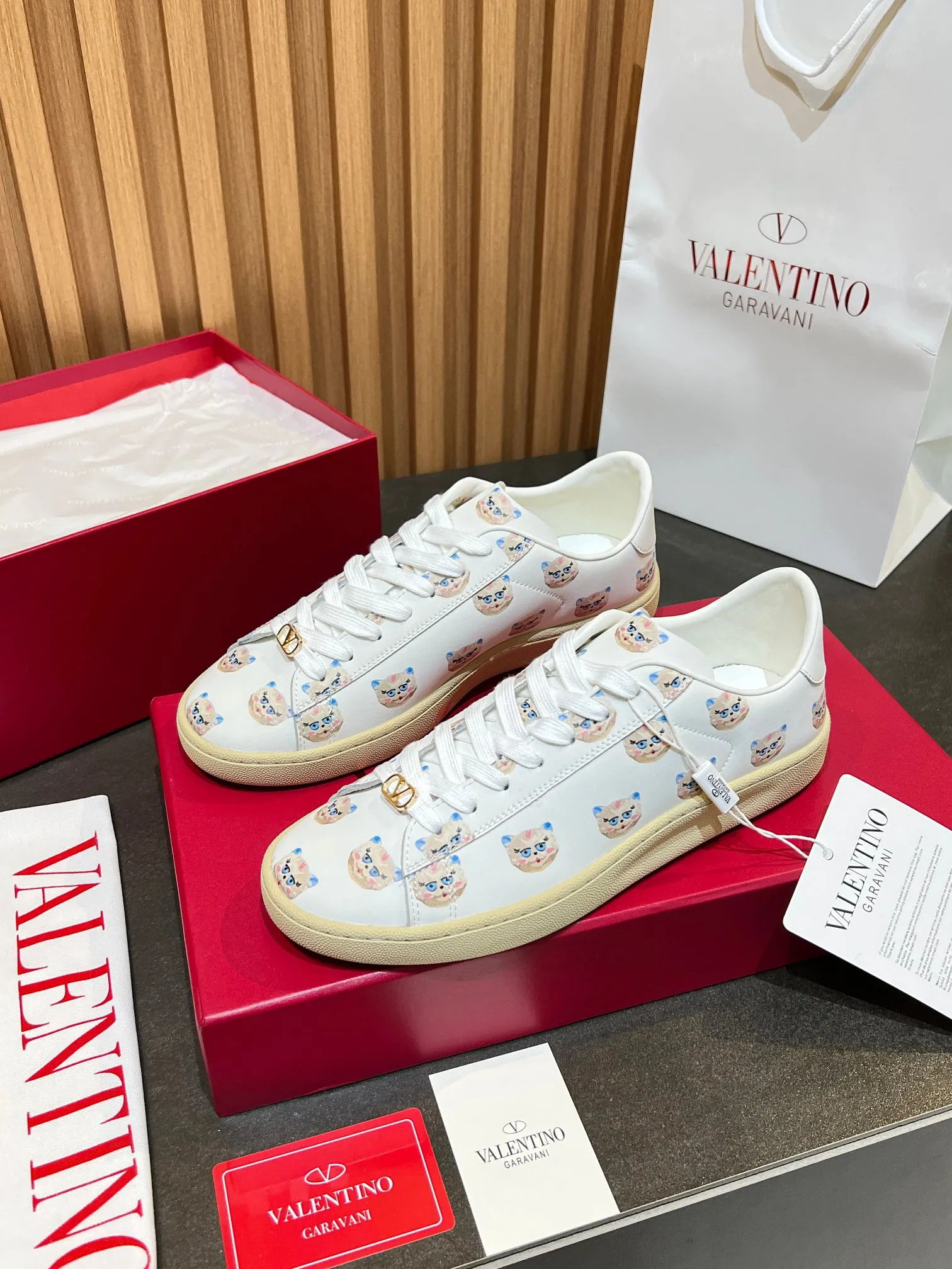 [Valentino] P: 640💰 Couple style, size: women 35-40▪️men 39-44 (45. Customized) Valentino VLTN casual shoes 2025 latest moral training shoes I can't put it down. Seiko details of cowhide sneakers, retro fashion, simple and advanced, casual matching. 1:1 restoration! Top luxury masterpiece, lace-up design, soft and comfortable imported calfskin brings excellent and elegant texture and excellent foot comfort. Top purchasing version upper: imported calfskin surface/original oil edge process + printing process. Inner lining: water-dyed cowhide lining. Outsole: original development 𝐓𝐏𝐔 two-color combination outsole. Packaging: full package with original configuration.